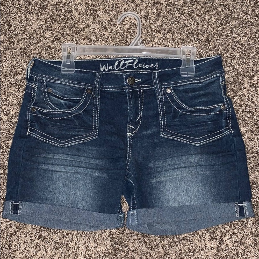 👍🏽Shorts are from the brand called WallFlower